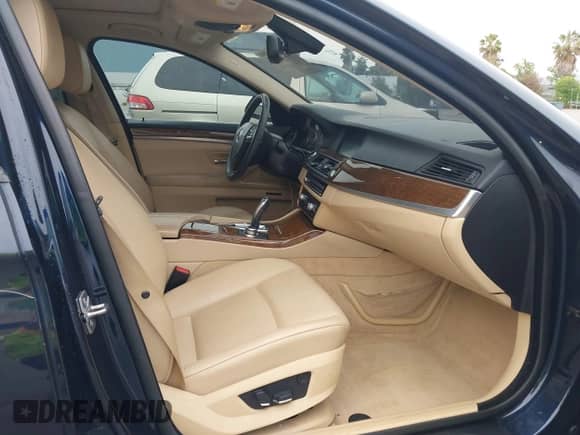 2012 BMW 5 Series 528i xDrive с VIN WBAXH5C59CDW04734, выставлен на аукционе IAAI как лот 42665718 с пробегом 133 546 миль миль и . История ставок и продаж доступна на DreamBid. Изображение 5.