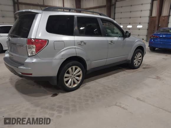 2012 Subaru Forester X Premium z VIN JF2SHADC9CH448112, wystawiony jako IAAI lot #43592598 z przebiegiem 105 556 mil mil oraz . Historia ofert i sprzedaży dostępna na DreamBid. Obrazek 4.