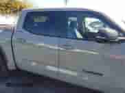 2024 Toyota Tundra Limited z VIN 5TFWA5DB9RX161273, wystawiony jako IAAI lot #41676655 z przebiegiem 10 371 mil mil oraz . Historia ofert i sprzedaży dostępna na DreamBid. Obrazek 14.