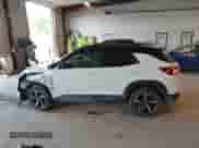 2021 Chevrolet TrailBlazer RS z VIN KL79MUSL8MB102924, wystawiony jako IAAI lot #42943736 z przebiegiem 53 984 mil mil oraz . Historia ofert i sprzedaży dostępna na DreamBid. Obrazek 14.