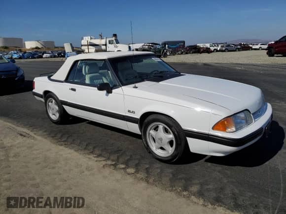 1989 Ford Mustang z VIN 1FABP44E2KF180315, wystawiony jako Copart lot #89904145 z przebiegiem 14 507 mil mil oraz Czysty tytuł • Clean title. Historia ofert i sprzedaży dostępna na DreamBid. Obrazek 4.