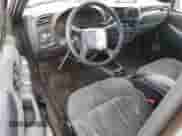 2001 Chevrolet Blazer LS z VIN 1GNCT18W71K130129, wystawiony jako Copart lot #85113764 z przebiegiem 65 992 mil mil oraz Czysty tytuł • Clean title. Historia ofert i sprzedaży dostępna na DreamBid. Obrazek 8.