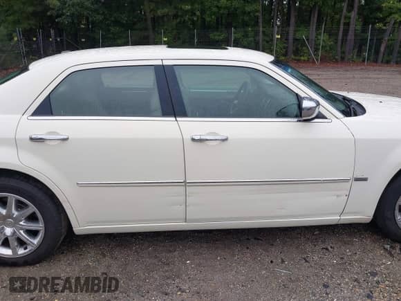 2010 Chrysler 300 Touring Signature с VIN 2C3CA5CV1AH136699, выставлен на аукционе IAAI как лот 43179075 с пробегом 169 711 миль миль и . История ставок и продаж доступна на DreamBid. Изображение 14.