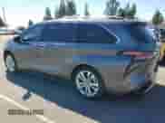 2022 Toyota Sienna Platinum с VIN 5TDERKEC8NS123611, выставлен на аукционе Copart как лот 86436405 с пробегом 26 341 миль миль и Списание • Salvage title. История ставок и продаж доступна на DreamBid. Изображение 2.