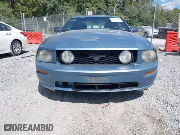 2005 Ford Mustang GT Deluxe z VIN 1ZVFT82H555223046, wystawiony jako IAAI lot #43130653 z przebiegiem 39 319 mil mil oraz . Historia ofert i sprzedaży dostępna na DreamBid. Obrazek 6.