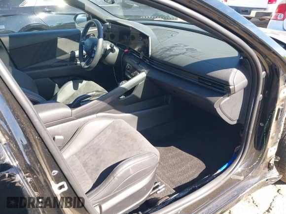 2025 Hyundai Elantra с VIN KMHLW4DKXSU032587, выставлен на аукционе IAAI как лот 43100340 с пробегом 675 миль миль и . История ставок и продаж доступна на DreamBid. Изображение 5.