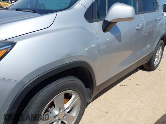 2022 Chevrolet Trax LS z VIN KL7CJKSM0NB545520, wystawiony jako IAAI lot #42575411 z przebiegiem 53 804 mil mil oraz . Historia ofert i sprzedaży dostępna na DreamBid. Obrazek 18.