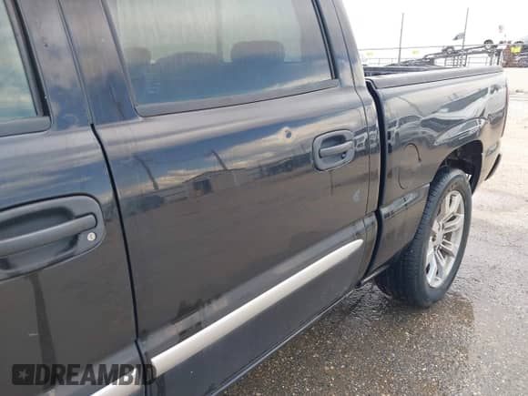 2006 GMC Sierra 1500 SL z VIN 2GTEC13V361346180, wystawiony jako IAAI lot #42227724 z przebiegiem 254 431 mil mil oraz . Historia ofert i sprzedaży dostępna na DreamBid. Obrazek 6.