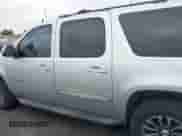 2010 Chevrolet Suburban LT z VIN 1GNUCJE03AR238548, wystawiony jako IAAI lot #42104596 z przebiegiem 153 959 mil mil oraz . Historia ofert i sprzedaży dostępna na DreamBid. Obrazek 14.