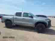2025 Chevrolet Colorado 4WD Trail Boss с VIN 1GCPTEEK7S1170981, выставлен на аукционе IAAI как лот 42770206 с пробегом 4 665 миль миль и . История ставок и продаж доступна на DreamBid. Изображение 13.