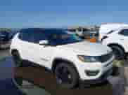 2019 Jeep Compass Altitude z VIN 3C4NJCBB3KT637375, wystawiony jako IAAI lot #42408775 z przebiegiem 114 977 mil mil oraz . Historia ofert i sprzedaży dostępna na DreamBid. Obrazek 1.