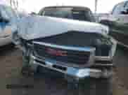 2005 GMC Sierra 1500 SLT z VIN 2GTEC13T951337142, wystawiony jako Copart lot #52823625 z przebiegiem 245 568 mil mil oraz Szkoda całkowita • Salvage title. Historia ofert i sprzedaży dostępna na DreamBid. Obrazek 5.
