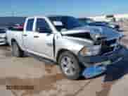 2013 Ram 1500 Tradesman z VIN 1C6RR6FP6DS530057, wystawiony jako IAAI lot #41763335 z przebiegiem 144 125 mil mil oraz . Historia ofert i sprzedaży dostępna na DreamBid. Obrazek 1.