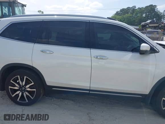 2022 Honda Pilot Touring 7-Passenger z VIN 5FNYF5H67NB027356, wystawiony jako IAAI lot #42080323 z przebiegiem 56 826 mil mil oraz . Historia ofert i sprzedaży dostępna na DreamBid. Obrazek 13.