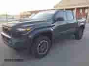 2024 Toyota Tacoma SR5 z VIN 3TMLB5JN8RM080821, wystawiony jako IAAI lot #43198796 z przebiegiem 13 169 mil mil oraz . Historia ofert i sprzedaży dostępna na DreamBid. Obrazek 2.