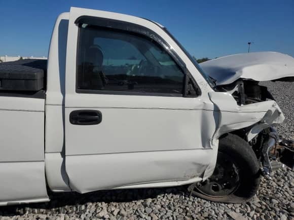 2005 GMC Sierra 1500 Work Truck z VIN 1GTEC14X25Z154738, wystawiony jako Copart lot #48049285 z przebiegiem Nie podano mil oraz Szkoda całkowita • Salvage title. Historia ofert i sprzedaży dostępna na DreamBid. Obrazek 10.