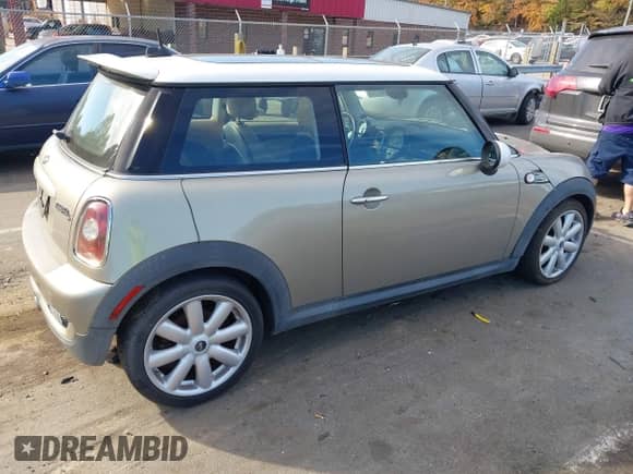 2009 MINI Hardtop S с VIN WMWMF73529TT99485, выставлен на аукционе IAAI как лот 43543003 с пробегом 101 131 миль миль и . История ставок и продаж доступна на DreamBid. Изображение 4.