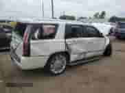 2015 Cadillac Escalade Platinum z VIN 1GYS4PKJ6FR582552, wystawiony jako Copart lot #64939205 z przebiegiem Nie podano mil oraz Czysty tytuł • Clean title. Historia ofert i sprzedaży dostępna na DreamBid. Obrazek 3.