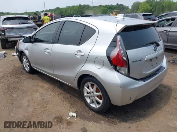 2015 Toyota Prius One z VIN JTDKDTB38F1582101, wystawiony jako IAAI lot #42429002 z przebiegiem 182 948 mil mil oraz . Historia ofert i sprzedaży dostępna na DreamBid. Obrazek 3.