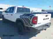 2025 Ram 1500 Rebel z VIN 1C6SRFLP7SN578409, wystawiony jako IAAI lot #41708841 z przebiegiem 18 153 mil mil oraz . Historia ofert i sprzedaży dostępna na DreamBid. Obrazek 3.