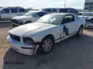 2006 Ford Mustang Standard z VIN 1ZVFT80NX65200615, wystawiony jako IAAI lot #43376615 z przebiegiem 145 634 mil mil oraz . Historia ofert i sprzedaży dostępna na DreamBid. Obrazek 2.