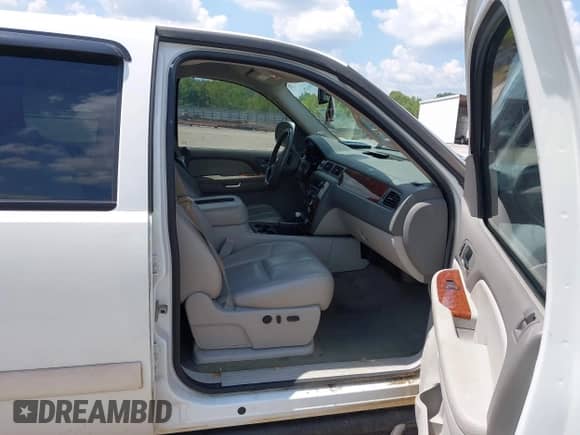 2008 Chevrolet Silverado 1500 LTZ with VIN 3GCEK13308G135238, listed as a IAAI auction lot 43026975 with 207,592 mi miles and . Bid and sale history available at DreamBid. Image 5.