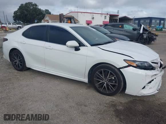 2023 Toyota Camry SE z VIN 4T1G11AK7PU806613, wystawiony jako IAAI lot #43396453 z przebiegiem 43 668 mil mil oraz . Historia ofert i sprzedaży dostępna na DreamBid. Obrazek 1.