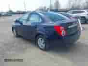2016 Chevrolet Sonic LT z VIN 1G1JC5SB3G4101181, wystawiony jako IAAI lot #41910663 z przebiegiem 98 018 mil mil oraz . Historia ofert i sprzedaży dostępna na DreamBid. Obrazek 3.