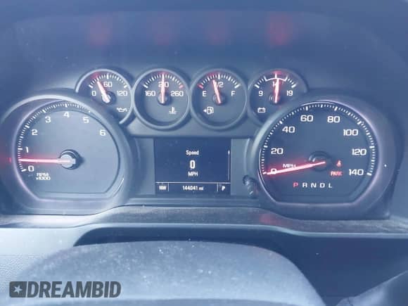 2020 Chevrolet Silverado 1500 Custom z VIN 3GCPWBEH7LG202518, wystawiony jako IAAI lot #43323804 z przebiegiem 144 041 mil mil oraz . Historia ofert i sprzedaży dostępna na DreamBid. Obrazek 7.