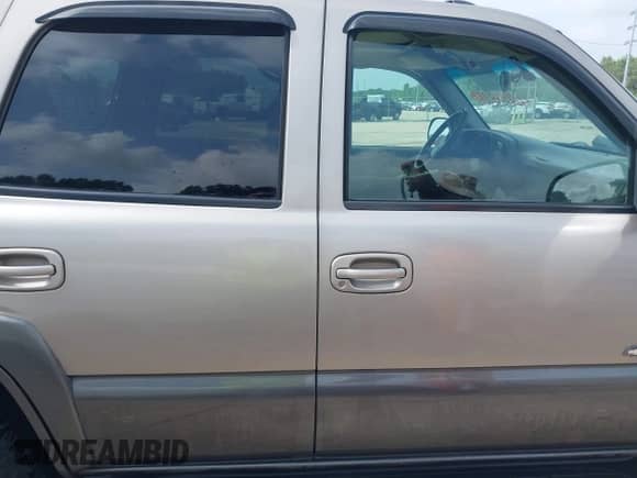 2000 Chevrolet Tahoe LT z VIN 1GNEK13T4YJ132641, wystawiony jako IAAI lot #42608716 z przebiegiem 159 189 mil mil oraz . Historia ofert i sprzedaży dostępna na DreamBid. Obrazek 13.