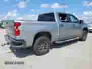 2024 Chevrolet Silverado 1500 Custom Trail Boss z VIN 3GCUDCE88RG346358, wystawiony jako Copart lot #62258825 z przebiegiem Nie podano mil oraz Szkoda całkowita • Salvage title. Historia ofert i sprzedaży dostępna na DreamBid. Obrazek 3.