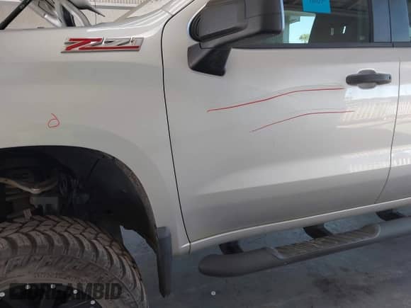 2020 Chevrolet Silverado 1500 Custom Trail Boss z VIN 1GCPYCEF2LZ142341, wystawiony jako IAAI lot #43430476 z przebiegiem 55 401 mil mil oraz . Historia ofert i sprzedaży dostępna na DreamBid. Obrazek 18.