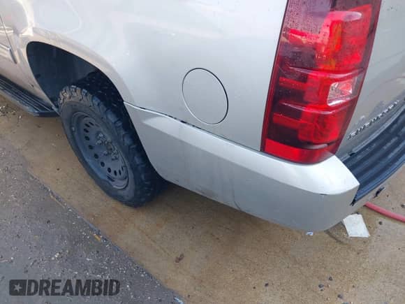 2009 Chevrolet Suburban 2LT with VIN 1GNFC26049R292451, listed as a IAAI auction lot 43402450 with 221,481 mi miles and . Bid and sale history available at DreamBid. Image 15.