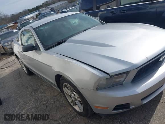 2010 Ford Mustang V6 z VIN 1ZVBP8AN5A5123453, wystawiony jako IAAI lot #41616265 z przebiegiem 232 794 mil mil oraz . Historia ofert i sprzedaży dostępna na DreamBid. Obrazek 1.
