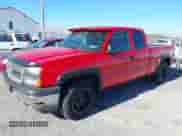 2005 Chevrolet Silverado 1500 Work Truck z VIN 1GCEK19V35E113357, wystawiony jako IAAI lot #43552224 z przebiegiem 217 224 mil mil oraz . Historia ofert i sprzedaży dostępna na DreamBid. Obrazek 2.