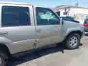 2000 Cadillac Escalade z VIN 1GYEK63RXYR217814, wystawiony jako IAAI lot #42528711 z przebiegiem 347 863 mil mil oraz . Historia ofert i sprzedaży dostępna na DreamBid. Obrazek 17.