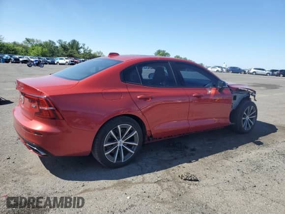 2022 Volvo S60 Momentum z VIN 7JRL12TZ5NG174341, wystawiony jako Copart lot #58505875 z przebiegiem 35 104 mil mil oraz Szkoda całkowita • Salvage title. Historia ofert i sprzedaży dostępna na DreamBid. Obrazek 3.