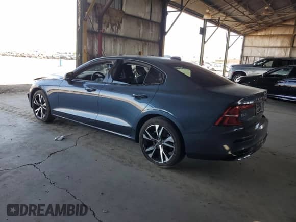 2024 Volvo S60 Plus Dark Theme z VIN 7JRL12FL8RG299301, wystawiony jako Copart lot #67400825 z przebiegiem Nie podano mil oraz Szkoda całkowita • Salvage title. Historia ofert i sprzedaży dostępna na DreamBid. Obrazek 2.