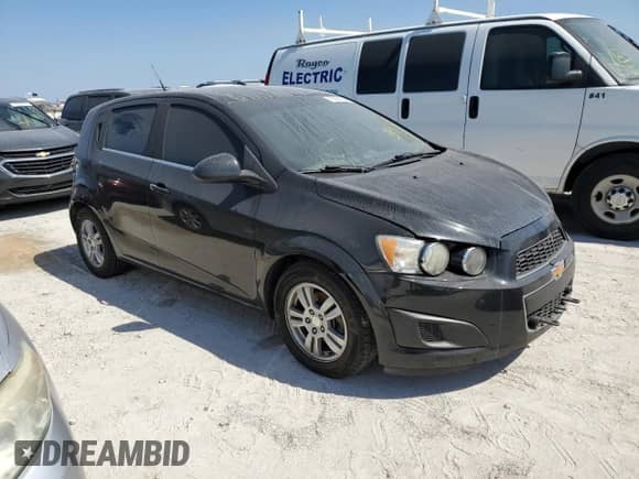 2014 Chevrolet Sonic LT z VIN 1G1JD6SBXE4103557, wystawiony jako Copart lot #76201694 z przebiegiem Nie podano mil oraz Szkoda całkowita • Salvage title. Historia ofert i sprzedaży dostępna na DreamBid. Obrazek 4.