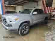 2018 Toyota Tacoma SR z VIN 5TFAX5GN7JX118697, wystawiony jako Copart lot #67840425 z przebiegiem 89 753 mil mil oraz Szkoda całkowita • Salvage title. Historia ofert i sprzedaży dostępna na DreamBid. Obrazek 1.