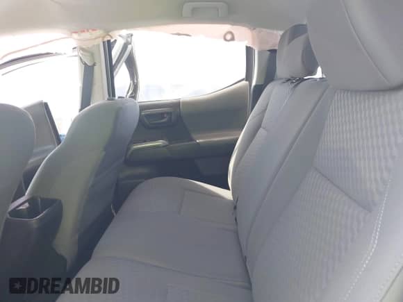 2021 Toyota Tacoma SR5 z VIN 3TMDZ5BN4MM111750, wystawiony jako IAAI lot #41981638 z przebiegiem 26 030 mil mil oraz . Historia ofert i sprzedaży dostępna na DreamBid. Obrazek 8.