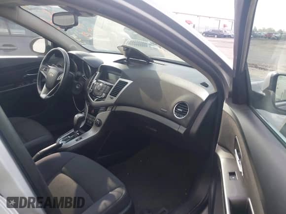 2012 Chevrolet Cruze 1LT z VIN 1G1PF5SC5C7358328, wystawiony jako IAAI lot #43322209 z przebiegiem 121 450 mil mil oraz . Historia ofert i sprzedaży dostępna na DreamBid. Obrazek 5.