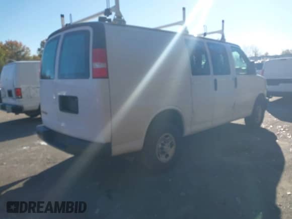 2021 Chevrolet Express Cargo z VIN 1GCWGAFP5M1214918, wystawiony jako IAAI lot #43456666 z przebiegiem 113 515 mil mil oraz . Historia ofert i sprzedaży dostępna na DreamBid. Obrazek 4.