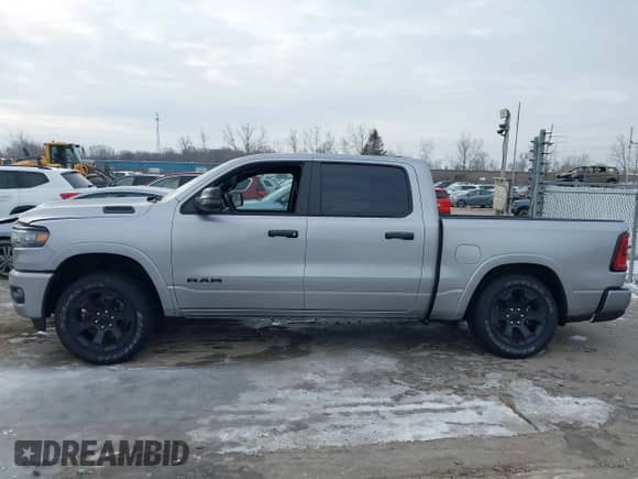 2025 Ram 1500 Lone Star z VIN 1C6RRFFG1SN537641, wystawiony jako IAAI lot #41563794 z przebiegiem 11 488 mil mil oraz . Historia ofert i sprzedaży dostępna na DreamBid. Obrazek 15.