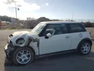 2006 MINI Hardtop S с VIN WMWRE33586TJ38536, выставлен на аукционе Copart как лот 61691705 с пробегом 112 458 миль миль и Списание • Salvage title. История ставок и продаж доступна на DreamBid. Изображение 1.