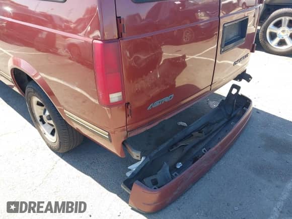 2000 Chevrolet Astro z VIN 1GNDM19WXYB210115, wystawiony jako IAAI lot #42629360 z przebiegiem 257 120 mil mil oraz . Historia ofert i sprzedaży dostępna na DreamBid. Obrazek 6.