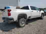 2024 Chevrolet Silverado 2500HD Work Truck z VIN 2GC4YLE76R1240298, wystawiony jako Copart lot #58204195 z przebiegiem 23 460 mil mil oraz Szkoda całkowita • Salvage title. Historia ofert i sprzedaży dostępna na DreamBid. Obrazek 3.