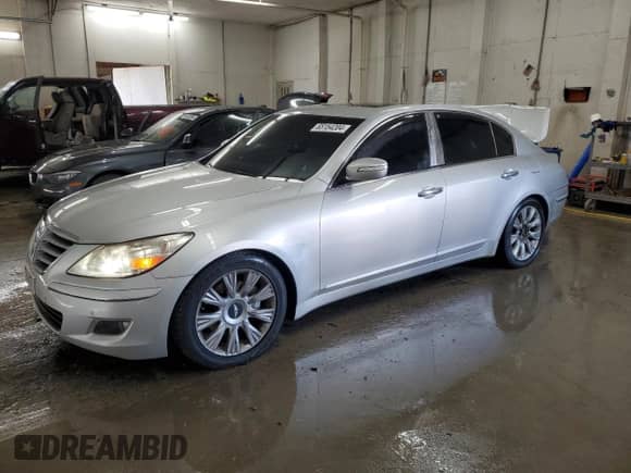 2009 Hyundai Genesis z VIN KMHGC46E69U048779, wystawiony jako Copart lot #65154204 z przebiegiem 193 453 mil mil oraz Szkoda całkowita • Salvage title. Historia ofert i sprzedaży dostępna na DreamBid. Obrazek 1.