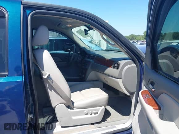 2007 Chevrolet Tahoe LTZ z VIN 1GNFK13057R240731, wystawiony jako IAAI lot #42863327 z przebiegiem 135 090 mil mil oraz . Historia ofert i sprzedaży dostępna na DreamBid. Obrazek 5.