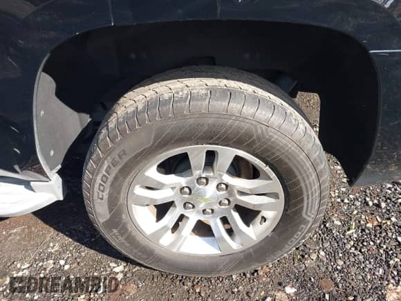 2015 Chevrolet Tahoe LT z VIN 1GNSKBKC8FR547518, wystawiony jako IAAI lot #43544283 z przebiegiem 295 964 mil mil oraz . Historia ofert i sprzedaży dostępna na DreamBid. Obrazek 17.